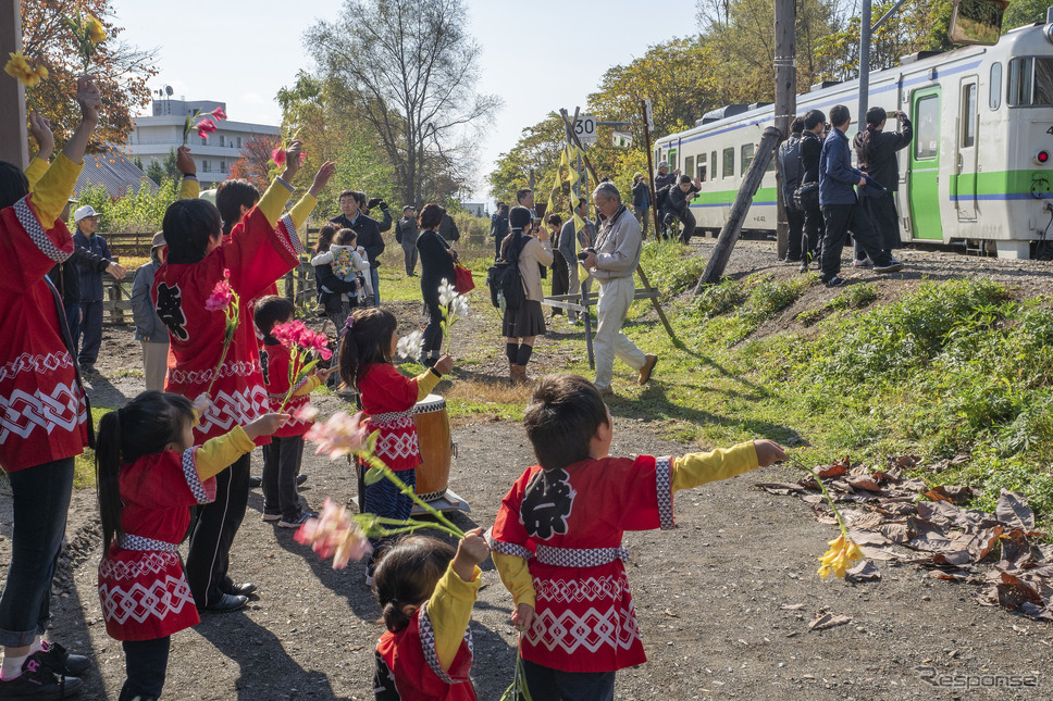 新十津川駅では地元の子供たちも熱心なおもてなしに参加。