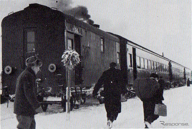 1956年頃の札沼線の列車。客車による混合列車で、機関車が暖房発生装置を持たないため暖房車(手前)が連結されている。