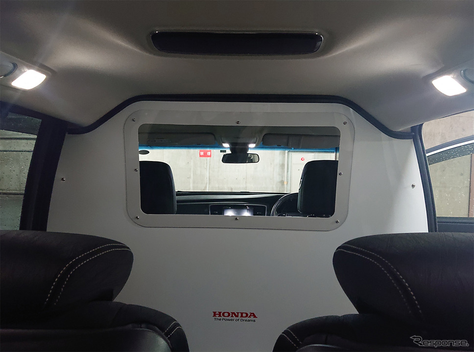 ホンダが用意した新型コロナウイルス感染患者移送用の車両(車内。資料画像)