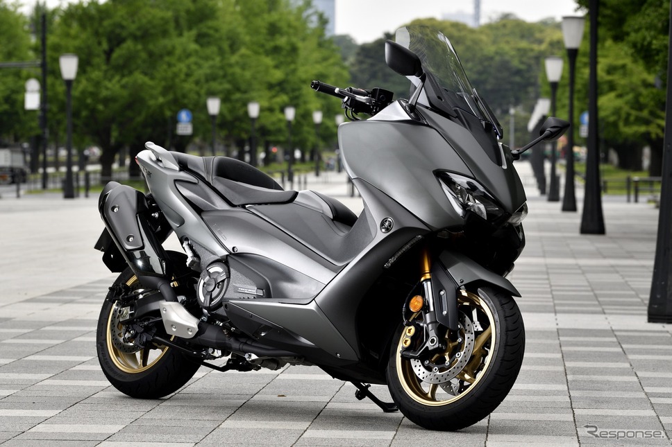 ヤマハ Tmax560 Xmax 比較試乗 便利なだけのスクーターとは一味違う その実力とは 青木タカオ レスポンス Response Jp