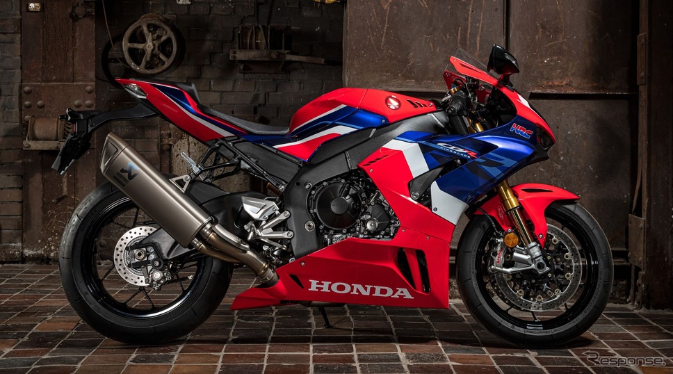 独レッド・ドット・デザイン博物館のセンターステージに展示されたホンダ CBR1000RR-R ファイアブレードSP