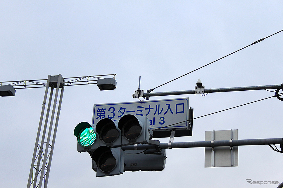 羽田空港の一般道交差点信号機に取り付けられた公共車両優先システム(PTPS:Public Transportation Priority Systems)アンテナ