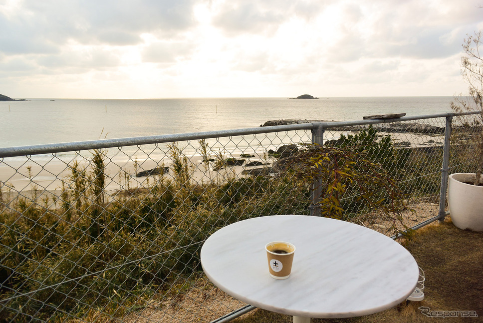 野外のテーブルで海を見ながら飲むコーヒーもまた良きものだった。