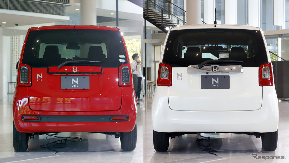 ホンダ N-ONEの新旧リアビュー比較（左が新型、右が先代）。バンパー下のタイヤの見え方に注目。