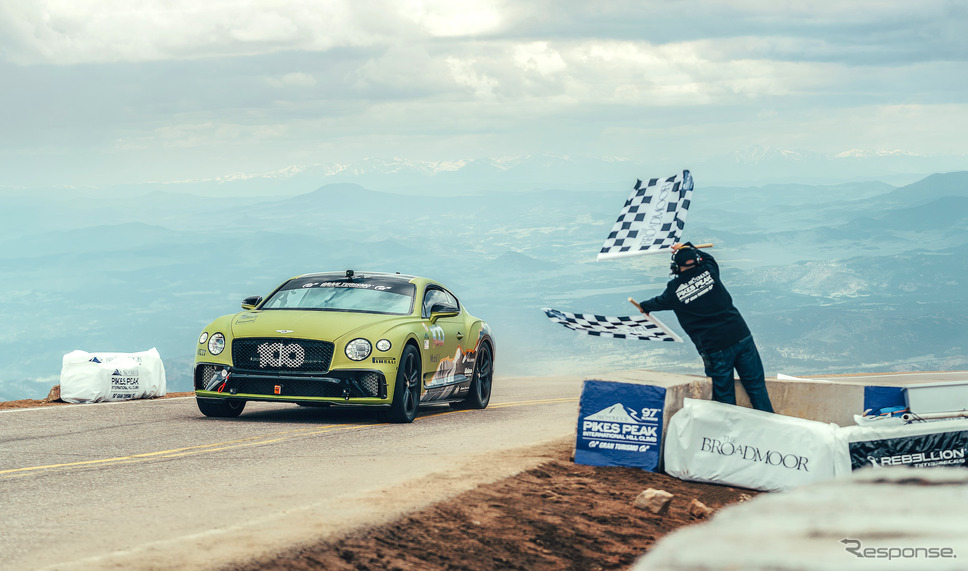 パイクスピーク2019をゴールするコンチネンタルGT。