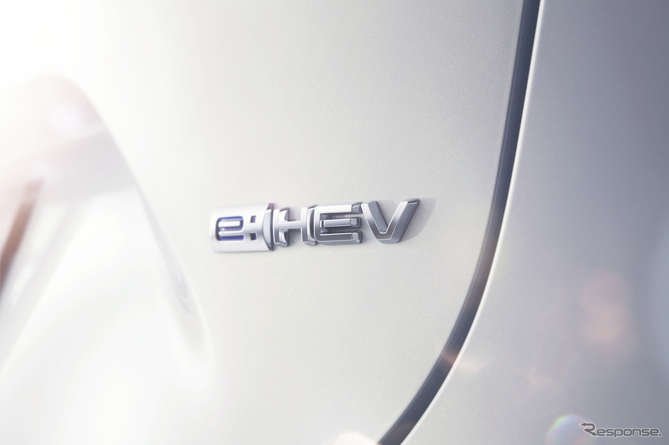 新型ヴェゼル e:HEVのエンブレム