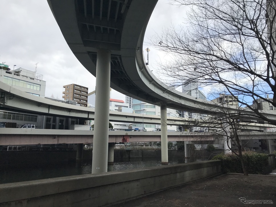 江戸橋JCT。低い位置の高架が都心環状線。この辺がトンネル出入口で、地下区間は左手になる。