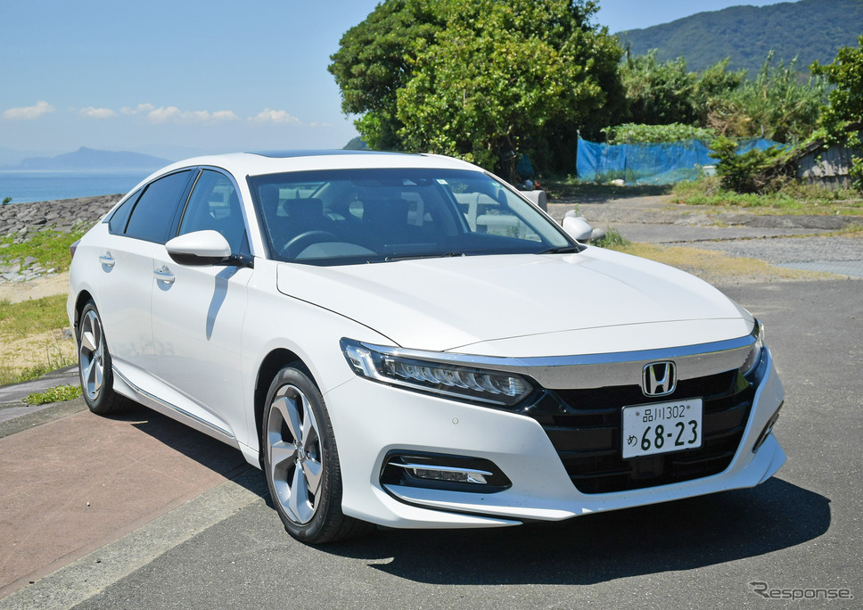ホンダ アコード EXのフロントビュー。