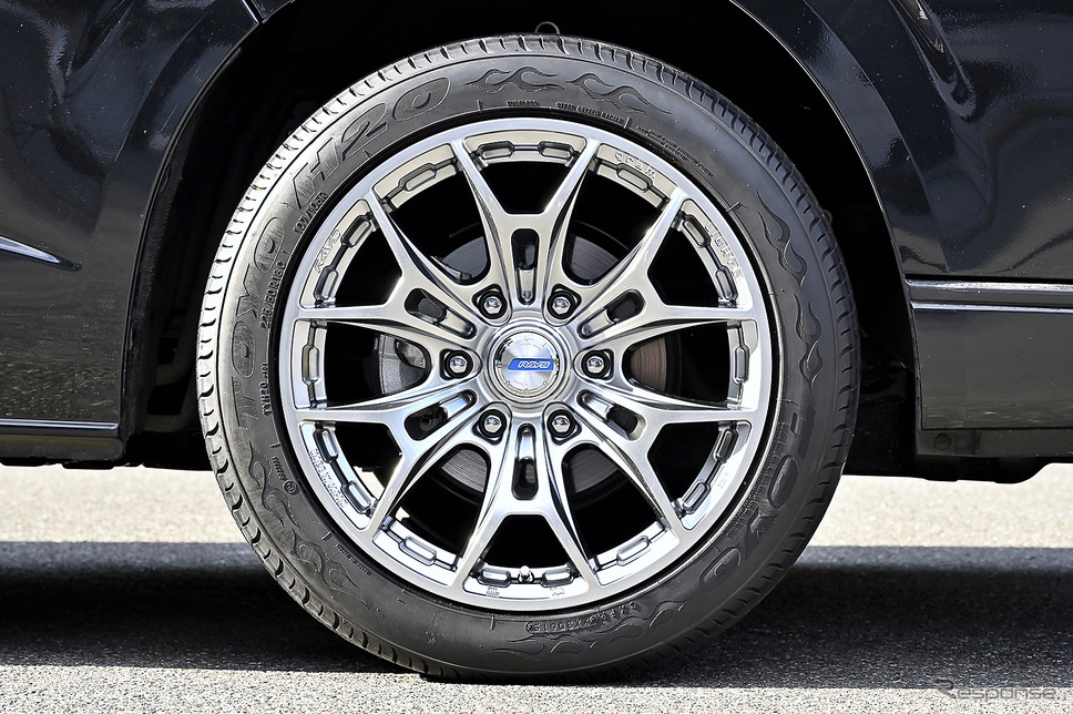 レイズ【Gram Lights AZURE 57BNX】推奨サイズ:18×8J Inset20/カラー:シャイニングシルバー/タイヤサイズ:225/50R18