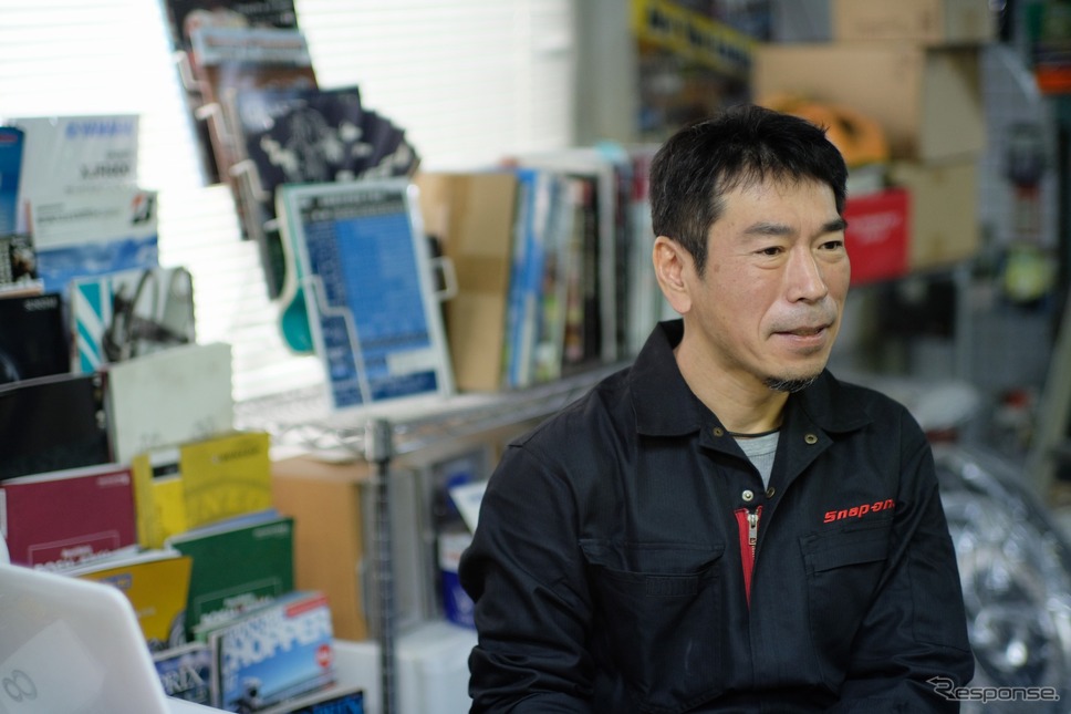 ナインゲート代表 細井啓介氏 二輪部品メーカーの設計・営業を経て。2016年に東京都東久留米市に「ナインゲート」を開業。ヤマハSRをメインに国内外のバイクのメンテナンスやカスタムを手掛ける。