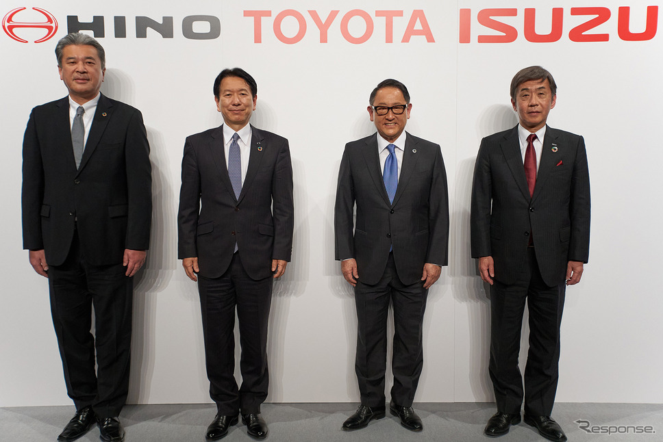 向かって左から:Commercial Japan Partnership Technologiesの中嶋裕樹代表取締役社長、日野自動車の下義生代表取締役社長、トヨタ自動車の豊田章男代表取締役社長、いすゞ自動車の片山正則代表取締役社長
