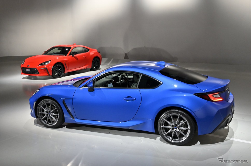 スバル 新型BRZ プロトタイプ(手前)、トヨタ GR86 プロトタイプ(奥)