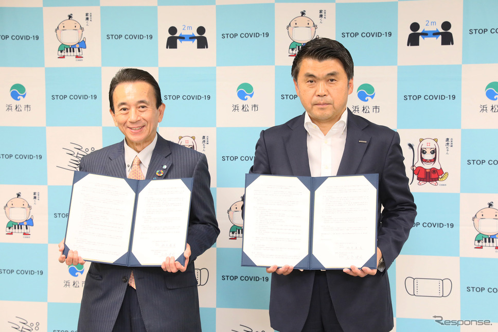 2020年10月23日におこなわれた博報堂と浜松市の連携協定締結式。鈴木康友浜松市長(左)と名倉健司博報堂執行役員