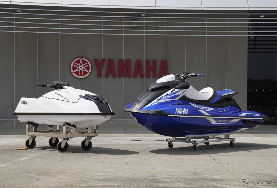 ヤマハの最新モデル『スーパージェット』(左)とGP1800R SVHO