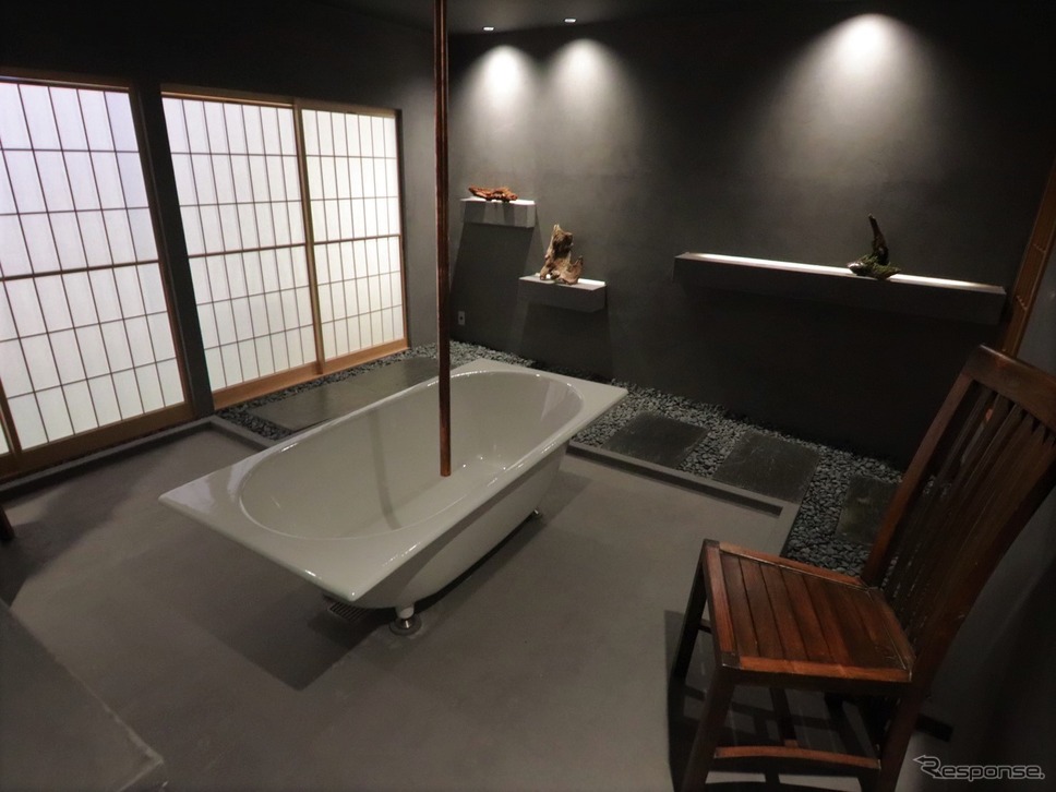 お部屋内の中央に配された浴槽