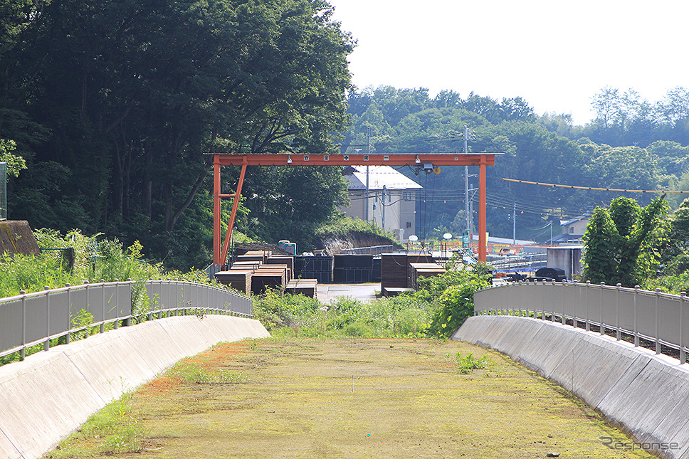清陵高校前電停を背にし、鬼怒川橋りょうへむけて下っていく勾配をみる