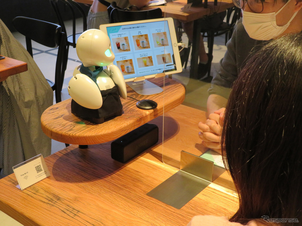 OriHime、お客様の注文を受け付け中。会話もはずむ。