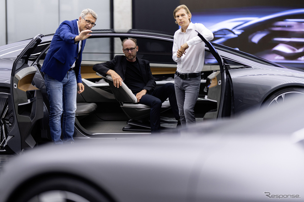 マーク・リヒテ氏(中央)とノルベルト・ウェーバー氏(左)、フィリップ・レーマース氏(右)