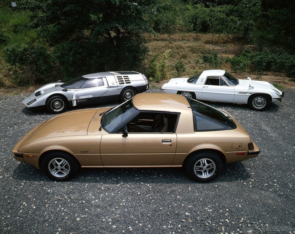 マツダRX-7初代(手前)、RX500(左奥)、コスモ・スポーツ(右奥)