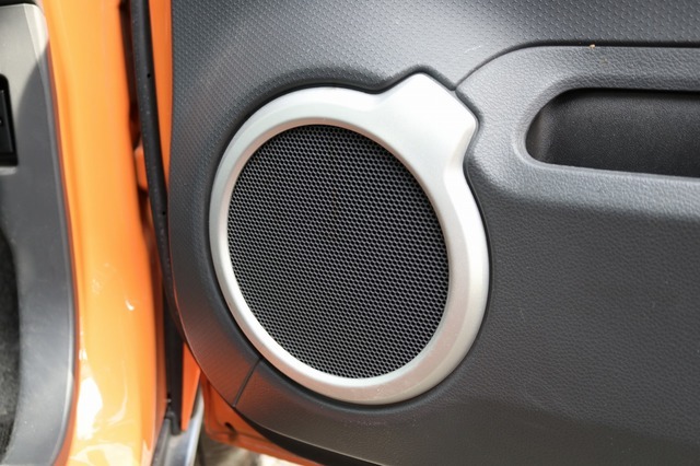 シンフォニ クワトロリゴ・テンポシリーズのミッドバスをドアにインナー取り付け。高品質スピーカーを手軽に利用する例だ。
