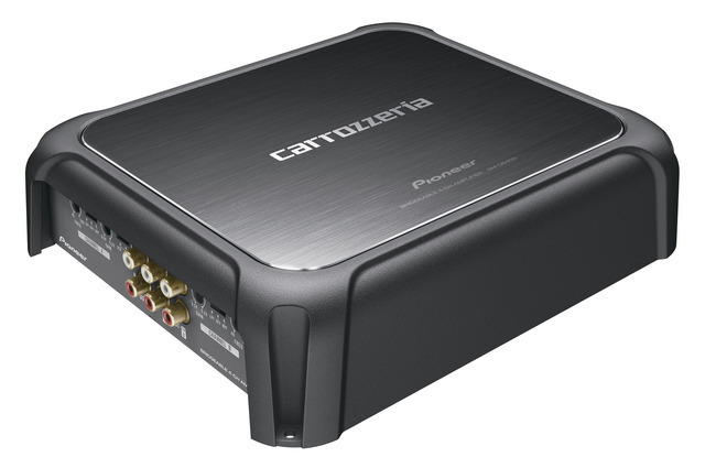 D級パワーアンプの一例(カロッツェリア・GM-D8400)。