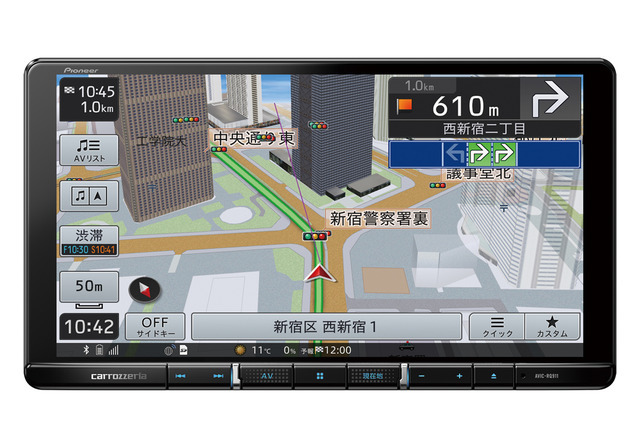「サブウーファー出力」を備えたメインユニットの一例(カロッツェリア・楽ナビ)。