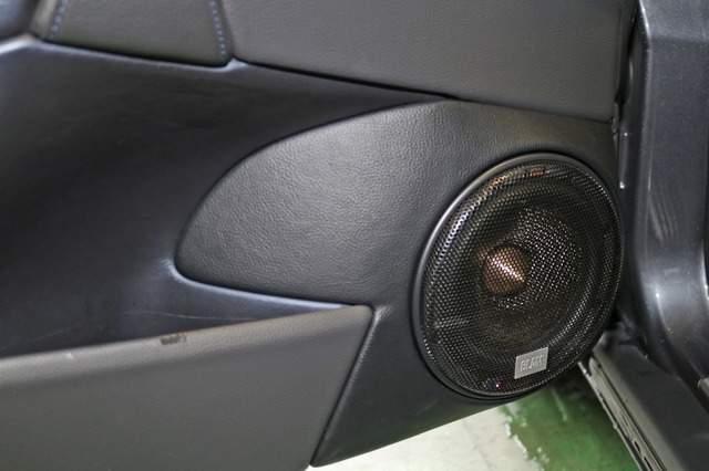 V70Rのドア形状をうまく利用したアウターバッフルを組んだ。ブラム・シグネチャーシリーズのミッドバスをインストールする。