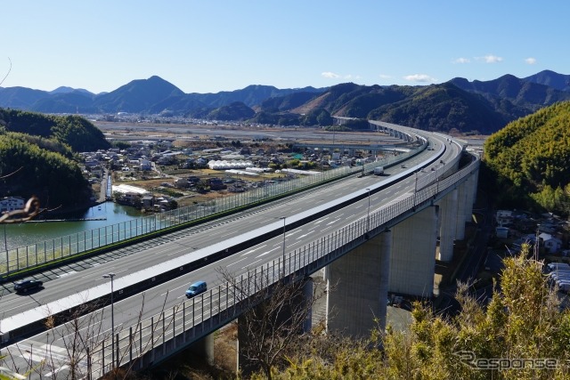 一部区間で上限時速120kmとなっている新東名高速
