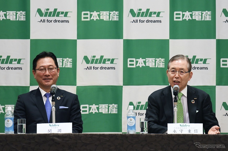 日本電産の関社長（左）と永守会長（2020年2月4日の記者会見）