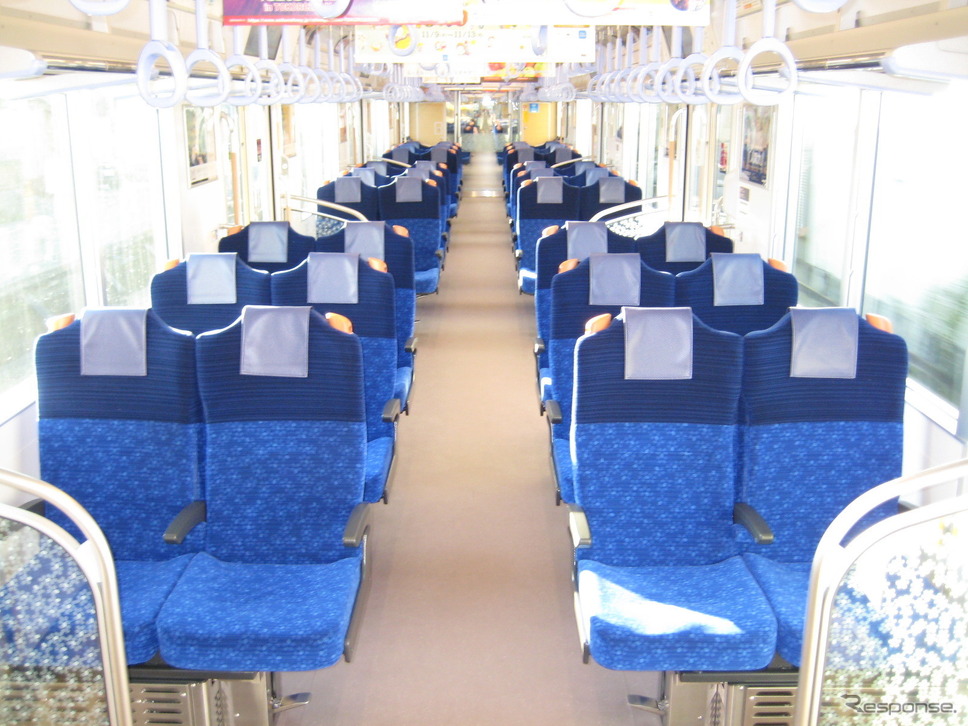 『S-TRAIN』『拝島ライナー』で運用されている40000系の車内。
