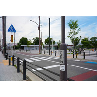 【日本初】地面が光る信号！未来型「埋込型信号」が大阪・守口市に登場