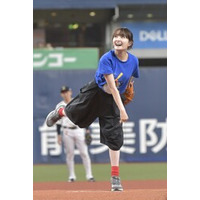 WESTERのCMに出演中の俳優・葵わかなさんが カモノハシのイコちゃんや旅輪田カバーンとともに始球式に登場