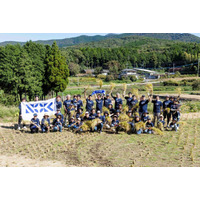 NOK、くまもと地下水財団「水田オーナー制度」に協賛し熊本事業場社員ら50人が「地下水を育む水田」の稲刈りに参加