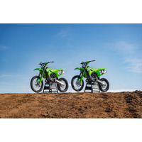 カワサキからヤングライダー向け本格モトクロッサー新型「KX112/KX85/KX85 L」を発表　2026年2月21日発売へ