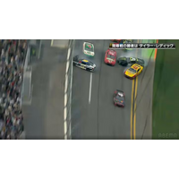 チェッカー寸前に上位陣が“ほぼ全滅”の多重クラッシュ「全員事故ってるじゃねーか！」｜前代未聞の珍事！ホイールナットの緩みに“他人のピット”で緊急対応