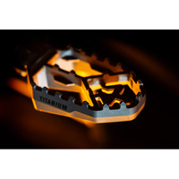 アドベンチャーライダー必見の軽量・高剛性チタン仕様！アクラポビッチ新作フットペグ