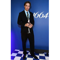 ROBERT PATTINSON、1664の「UNQUESTIONABLY GOOD TASTE」のロンドン発表会に登場