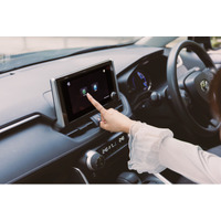 “スマホの動画、車で見られたら…”を後付けで実現――有線CarPlayをワイヤレス化しながら車内大画面で映像視聴できる「GetPairr Mirror Cast」、在庫限り8,800円（税込）で提供
