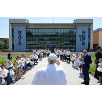 Pope Leo XIV、パヴィアのCNAOで小児患者を抱擁