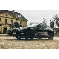 アストンマーティンDBX、Paramount+オリジナルドラマ『モブランド』新シーズンでハリー・ダ・スーザの愛車に