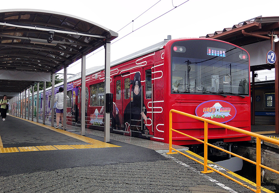 7月26日から富士急行線を走る富士急6000系「NARUTOトレイン」(C) 岸本斉史 スコット/集英社・テレビ東京・ぴえろ