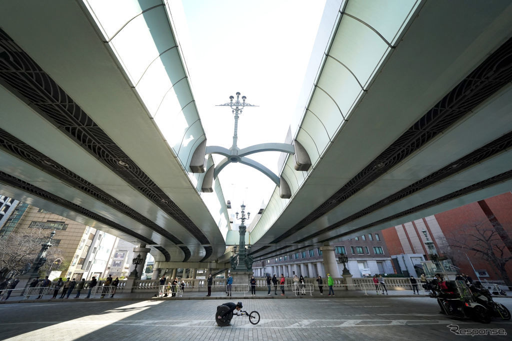 日本橋付近を走る鈴木朋樹選手(東京マラソン2020)