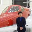 ホンダジェットと藤野社長 《撮影 池原照雄》