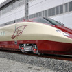 2014年に登場したフリーゲージトレインの最新試験車両FGT9001~9004。フリーゲージトレインは、九州新幹線西九州ルートに続き、北陸新幹線への導入も事実上断念されたものの、軌間が異なる在来線を想定して、技術開発が継続されることになった。